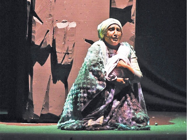 صالحة يناقش قضية فلسفية بطريقة سلسة قدمتها فرقة الشباب في مهرجان الكويت المسرحي الـ 18